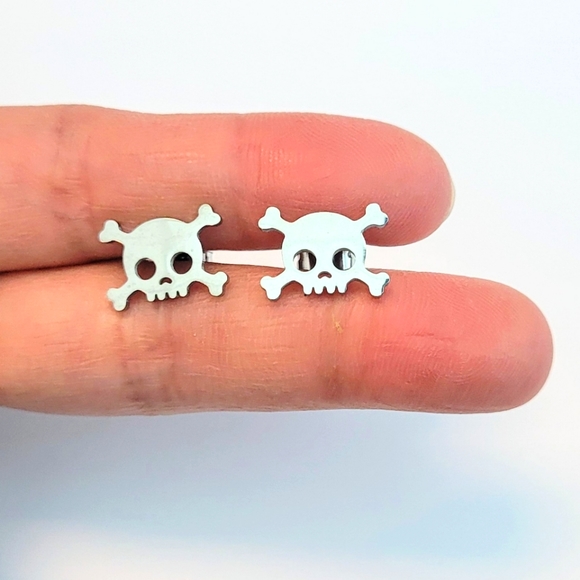 Unique, trendy, punk, skull shaped silver stainless steel stud earrings - Picture 4 of 4